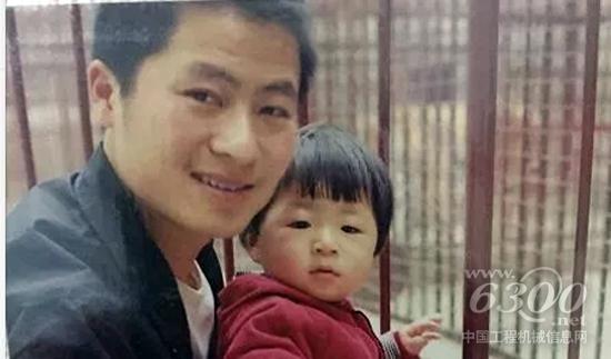 10年前的他與女兒的合照，那時(shí)他剛剛進(jìn)入道路機(jī)械行業(yè)