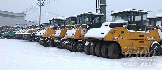 2017年底，張總停放在停車場里的徐工道路機(jī)械