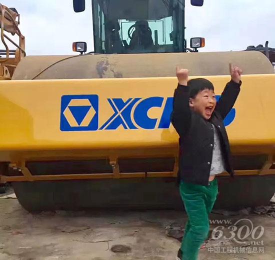 萌娃也愛壓路機(jī)——兒子激動(dòng)的在他XS365壓路機(jī)前大跳