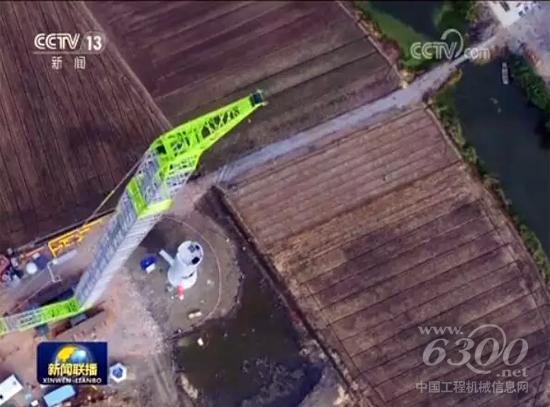 正在吊裝作業(yè)的中聯(lián)重科履帶吊