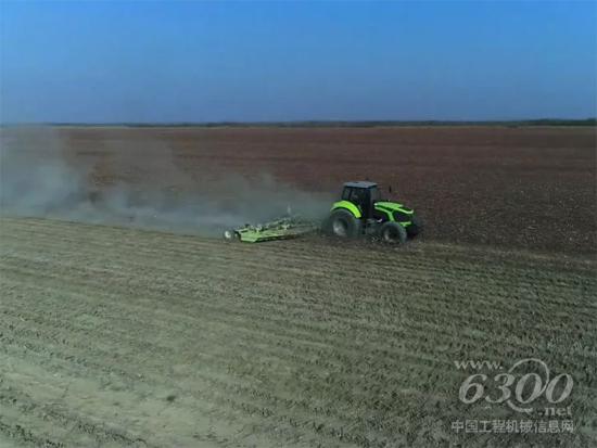 中聯(lián)重科PL2304拖拉機匹配大型機具在新疆廣闊的棉田作業(yè)