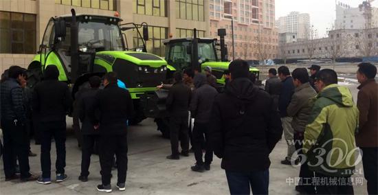新疆農(nóng)機手體驗、選購中聯(lián)重科大馬力拖拉機系列產(chǎn)品