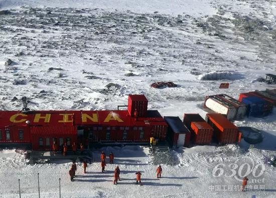 雪地上醒目的中國紅