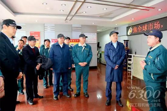山東重工集團(tuán)總經(jīng)理江奎慰問(wèn)山推一線員工
