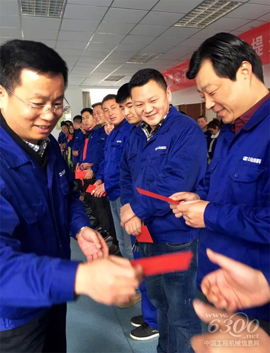 江明為員工們發(fā)放新年紅包