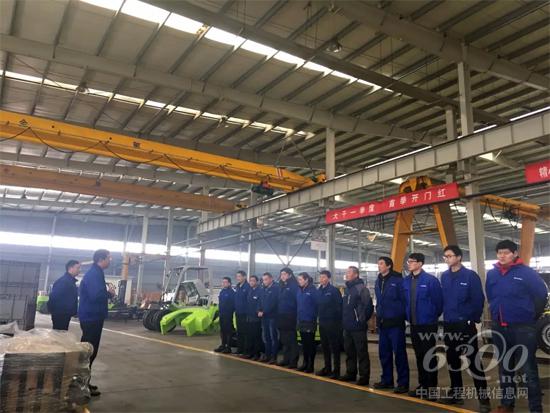 江明在車間發(fā)放紅包、作動(dòng)員講話