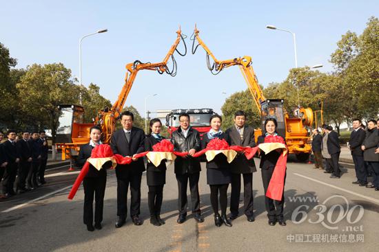 中聯(lián)重科高管為首臺本地化生產(chǎn)的混凝土濕噴機發(fā)車進行剪彩