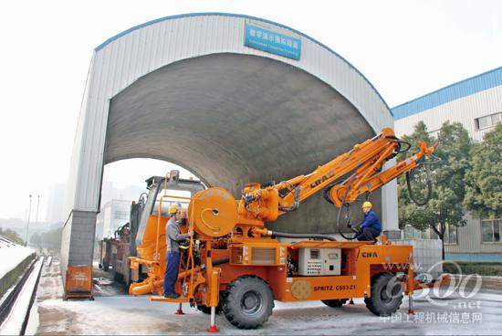 中聯(lián)重科工作人員結(jié)合國內(nèi)隧道調(diào)試CSS3-Z1濕噴機