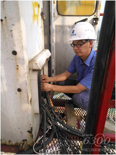 中聯(lián)重科服務(wù)工程師程開群正在檢修設(shè)備