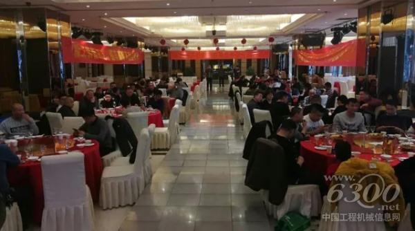 中集凌宇聯(lián)合當?shù)卮砩淘诒6ㄅe辦了交車儀式及客戶答謝會