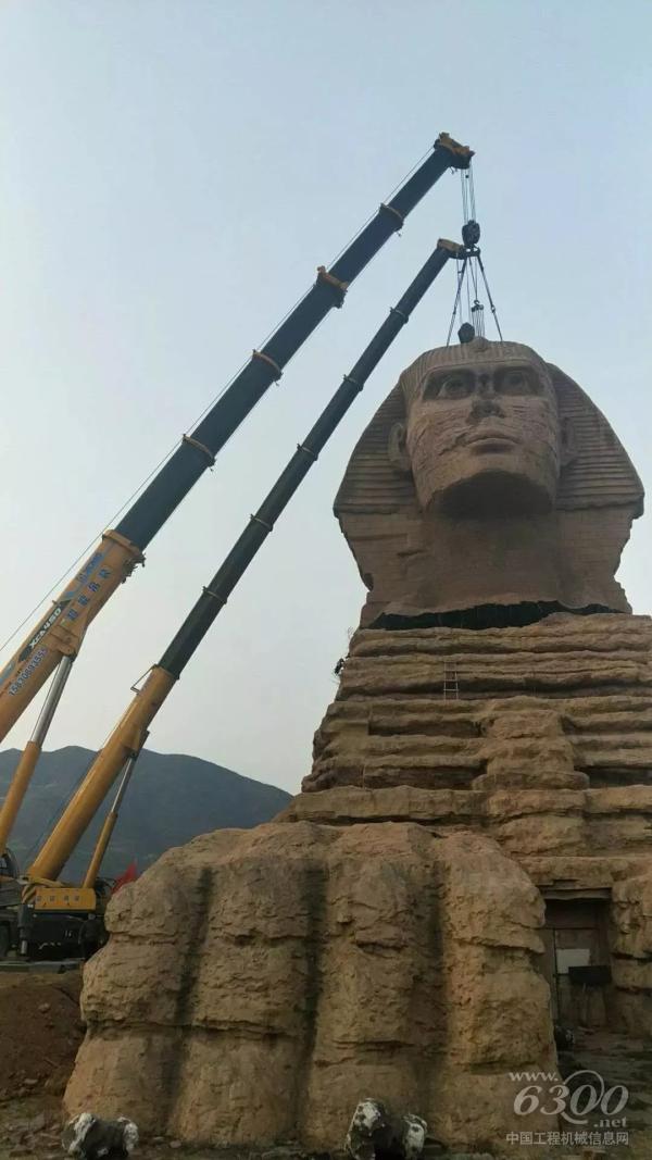 徐工XCA450和QAY260兩臺<a href=http://product.d1cm.com/quandimiandiao/ target=_blank>全地面起重機</a>參與建設(shè)影視實景搭建