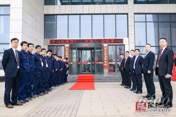 銀川站，營銷服務將士列隊歡迎客戶