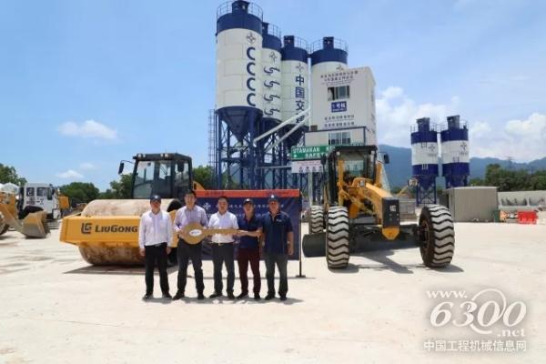 柳工設(shè)備馬東鐵路項(xiàng)目現(xiàn)場(chǎng)交接儀式