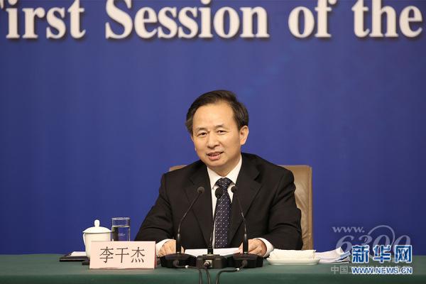 圖為環(huán)保部部長李干杰回答記者提問。