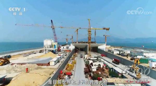 △中聯(lián)重科塔機(jī)產(chǎn)品參建港珠澳大橋(<a href=http://photo.d1cm.com/ target=_blank>圖片</a>來源于央視紀(jì)錄片《輝煌中國(guó)》)