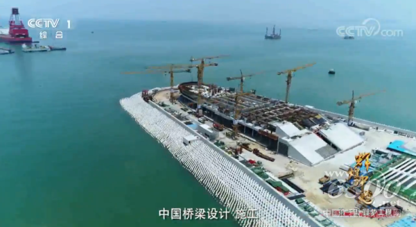 △中聯(lián)重科塔機(jī)產(chǎn)品參建港珠澳大橋(圖片來源于央視紀(jì)錄片《輝煌中國(guó)》)