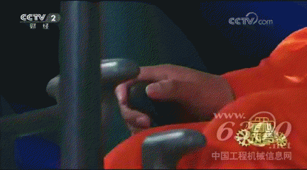 這撥操作666！力大無窮的挖掘機(jī)在他手中靈活無比！可將螺母當(dāng)積木！