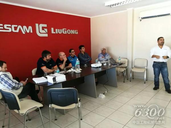 拉美培訓(xùn)師Jose給當?shù)亟?jīng)銷商進行理論培訓(xùn)