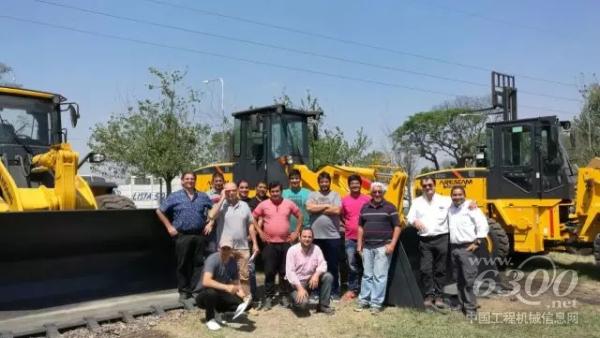 拉美培訓(xùn)師Jose和Sergio與當?shù)亟?jīng)銷商合影