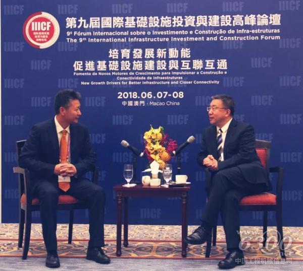 黃海波總裁與中國(guó)對(duì)外承包工程商會(huì)會(huì)長(zhǎng)房秋晨先生親切交談