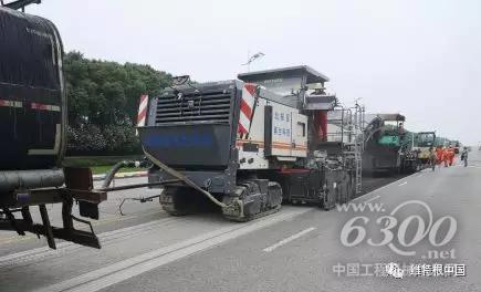 瀝青路面就地冷再生機(jī)組施工現(xiàn)場(chǎng)