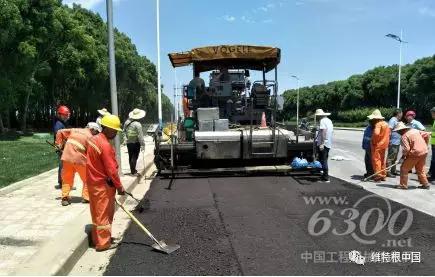 就地冷再生混合料面層攤鋪?zhàn)鳂I(yè)