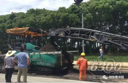 就地冷再生處理后的混合料輸送到跟隨施工的攤鋪機(jī)