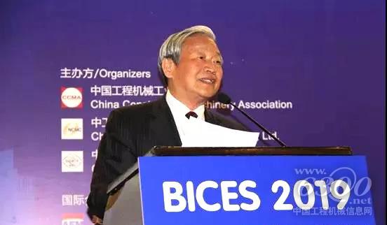 協(xié)會名譽會長、首席顧問韓學(xué)松代表設(shè)計大賽組委會介紹歷屆大賽開展情況