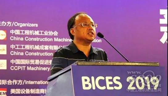 鐵建重工宣傳品牌部部長麻成標(biāo)代表創(chuàng)意設(shè)計大賽冠名單位致辭