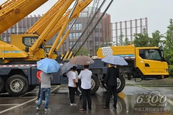 雨水抵擋不住客戶朋友對徐工起重機(jī)的激情