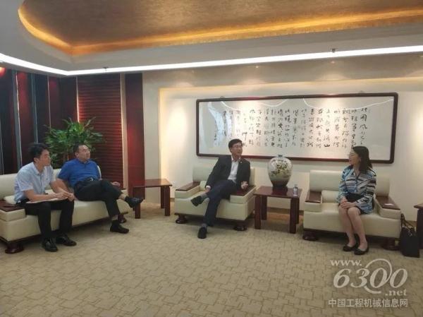 中國(guó)航空技術(shù)國(guó)際工程有限公司總經(jīng)理劉洪光與徐工進(jìn)出口副總經(jīng)理張巖梅交流雙方海外業(yè)務(wù)拓展情況