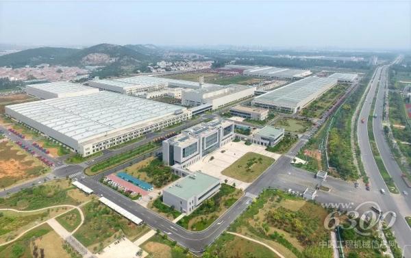 徐工2015年斥巨資建成國內(nèi)智能化程度最高、規(guī)模最大的現(xiàn)代化重卡制造單體工廠。