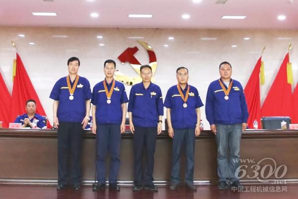 徐工集團副總經理事業(yè)部總經理、黨委書記李宗為二星、三星年功章獲得者頒發(fā)紀念章