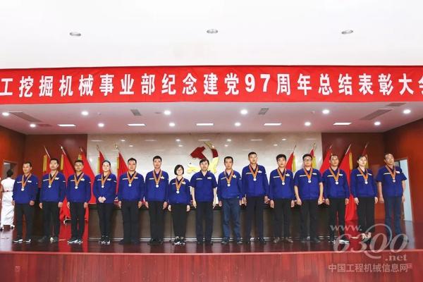 事業(yè)部副總經理宋之克為一星年功章獲得者頒發(fā)紀念章