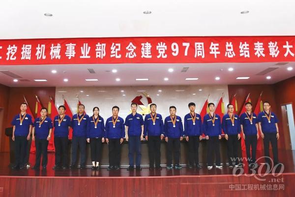 事業(yè)部黨委副書記、紀委書記、工會主席于愛軍為一星年功章獲得者頒發(fā)紀念章