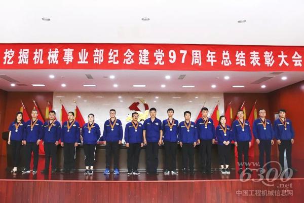 事業(yè)部副總經理張宏為一星年功章獲得者頒發(fā)紀念章