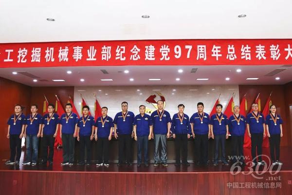 事業(yè)部副總經理張雷為一星年功章獲得者頒發(fā)紀念章