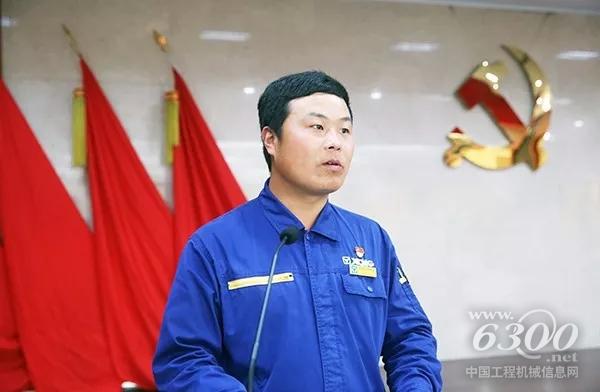 年功紀念章獲得者、礦機裝配廠工段長張雷作交流分享