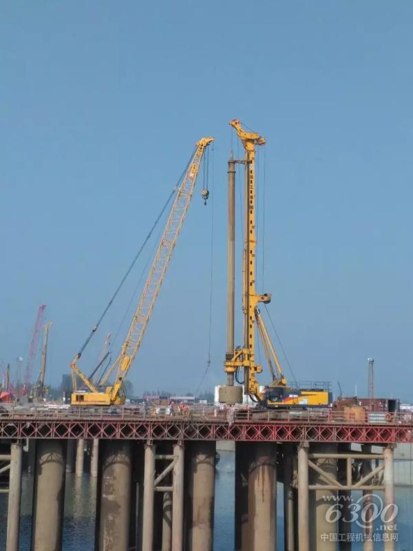 徐工XR550D旋挖鉆機(jī)、<a href=http://product.d1cm.com/lvdaidiao/ target=_blank>履帶吊</a>助力武漢青山大橋