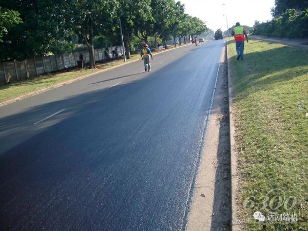 達(dá)剛路機(jī)·智能型橡膠<a href=http://product.d1cm.com/sabuche/ target=_blank>瀝青灑布車(chē)</a>在南非