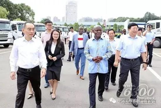 幾內(nèi)亞比紹總統(tǒng)若澤?馬里奧?瓦斯一行到訪中聯(lián)重科