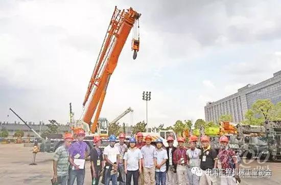 利比里亞“工程機械運用與維護技術(shù)培訓(xùn)班”學(xué)員結(jié)業(yè)合影