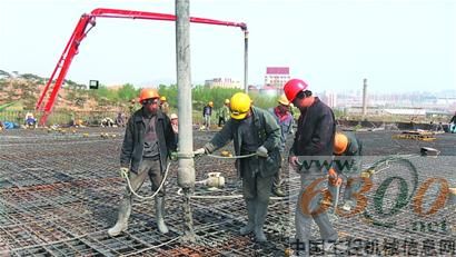 海灣大橋主線“牽手”重慶路立交60米高全國(guó)最大泵車來(lái)“畫句號(hào)”