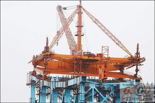 京滬高鐵南京大勝關(guān)大橋70噸變坡自爬式架梁吊機投入使用