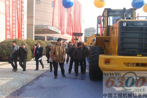 經(jīng)銷商關(guān)注雷沃etx裝載機(jī)