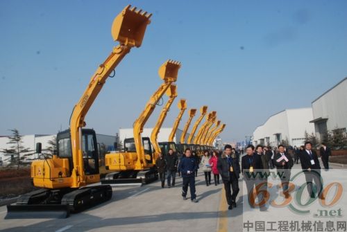 與會(huì)經(jīng)銷商參觀福田雷沃重工青島雷沃工廠廠區(qū)
