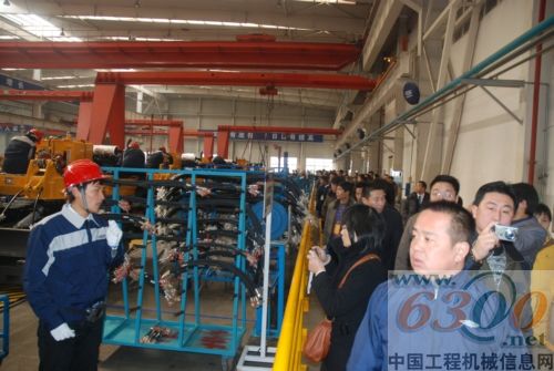 與會(huì)經(jīng)銷商參觀青島雷沃工廠廠區(qū)