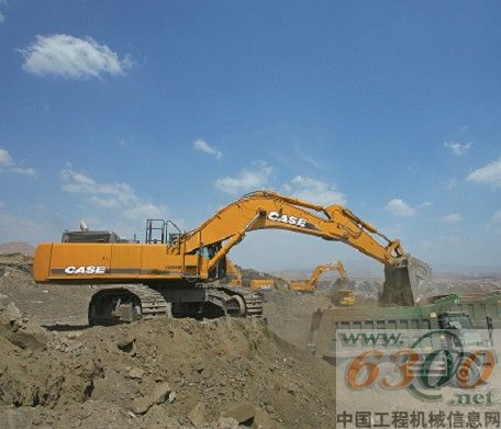 凱斯CX800B挖掘機(jī)裝車作業(yè)現(xiàn)場(chǎng)