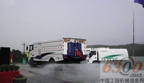 多功能掃洗車作業(yè)現(xiàn)場