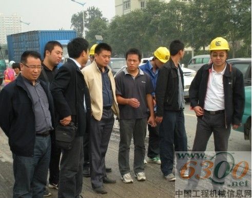 巡演團(tuán)隊(duì)跟客戶一起交流及觀看小型機(jī)現(xiàn)場作業(yè)